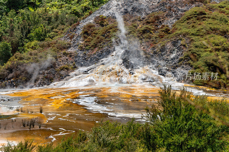 Orakei Korako地热公园和洞穴隐藏山谷，陶波，新西兰